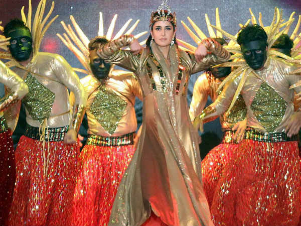 ஓம் வடிவில் நடனம்