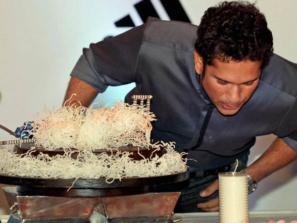 ஹோட்டலில் கேக் வெட்டி கொண்டாட்டம்