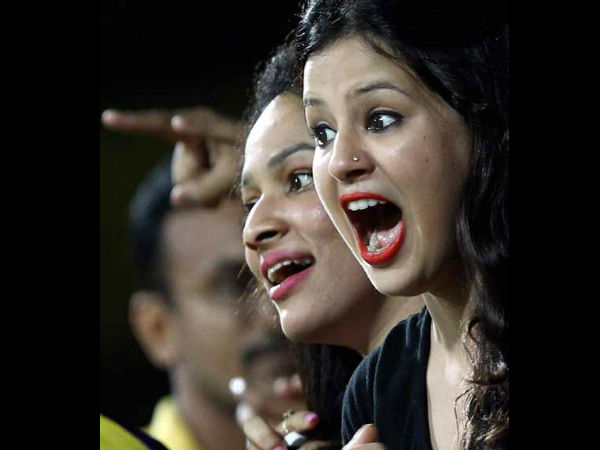 என்னவோ திட்டுகிறார்