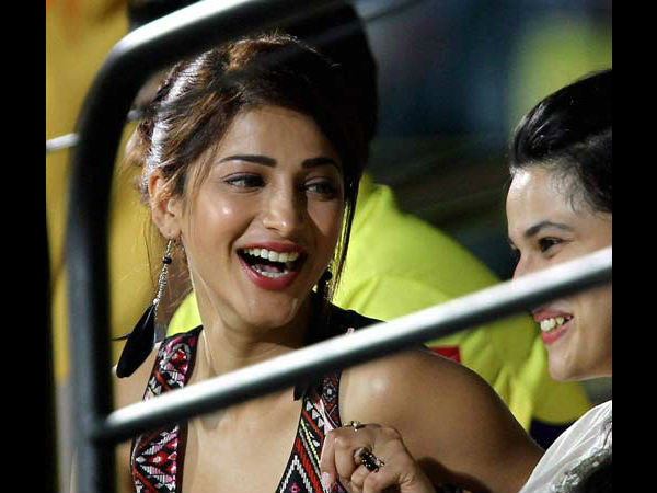 சிரித்த முகத்துடன் ஸ்ருதி