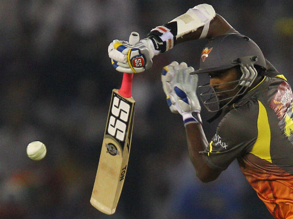 தட்டுத் தடுமாறி 150க்கு முன்னேறிய ஹைதராபாத்