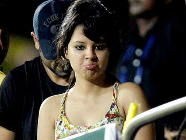 தாடையில் பந்து பட்டபோது துடித்தார்