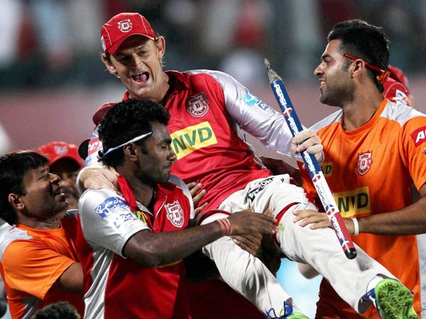 தோளில் தூக்கி விடை கொடுத்த அணியினர்