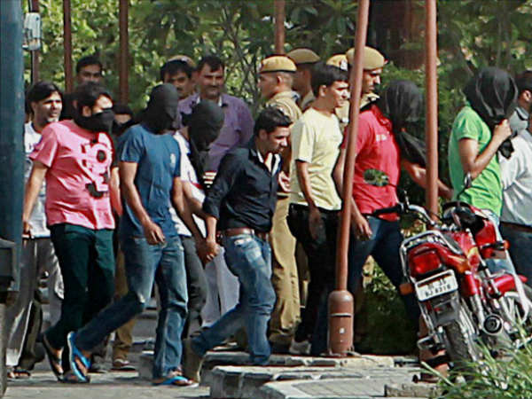 பல கும்பல்கள் சிக்கியுள்ளன