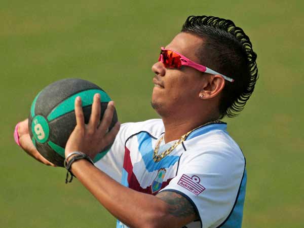 நம்பர் ஒன் பந்து வீச்சாளர் சுனில் நரேன்