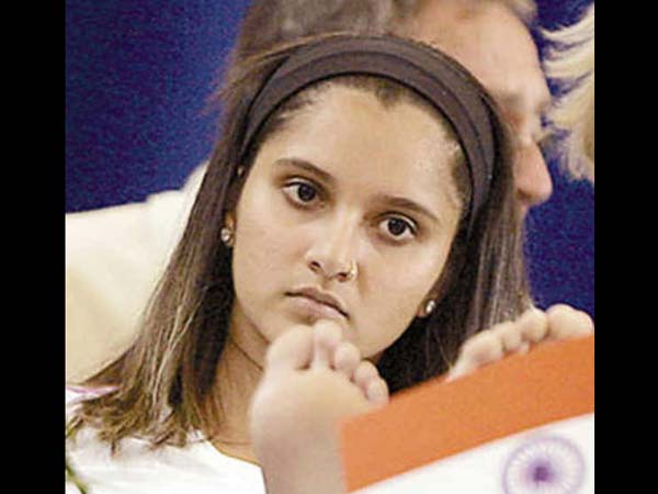 தேசியக் கொடிக்கு அருகே கால்