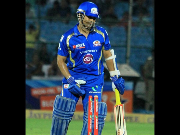 முட்டையுடன் வெளியேறிய சச்சின்