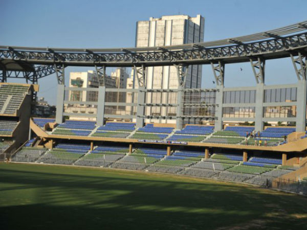 ஸ்டேடியத்தைச் சுற்றிலும் கட் அவுட்