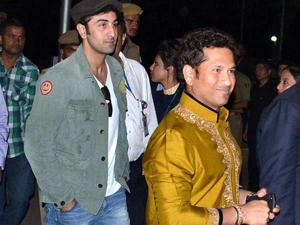 மெஷின் மூலம் மலர் தூவினர் மெஷின் மூலம் மலர் தூவினர்