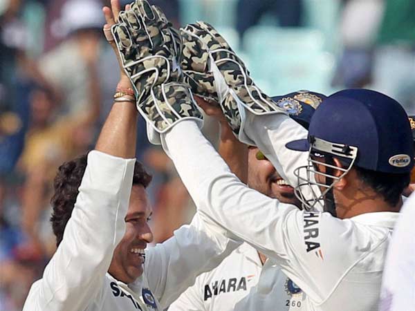 சரிவில் இருந்து மீட்ட ரோஹித்- டோணி ஜோடி