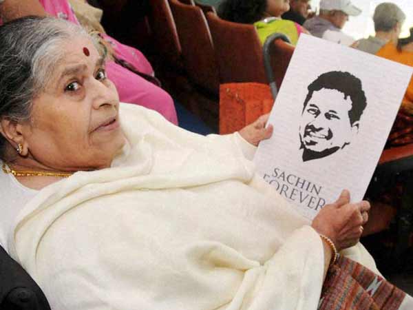 கையில் மகன் போஸ்டருடன்