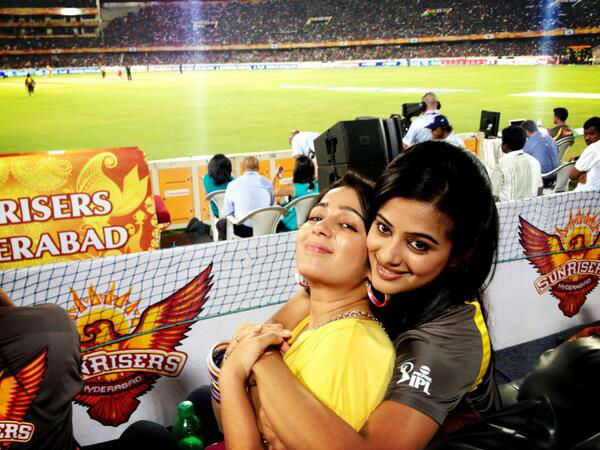 பிரியா மணியுடன்.. 'சார்மிங்' சார்மி..