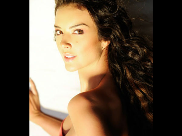 முதல் பெண் அல்ல