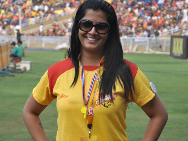 விஷாலுக்காக விசிலடித்த வரலட்சுமி