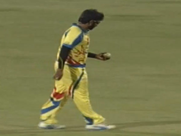 சாந்தனு கையில் பந்து