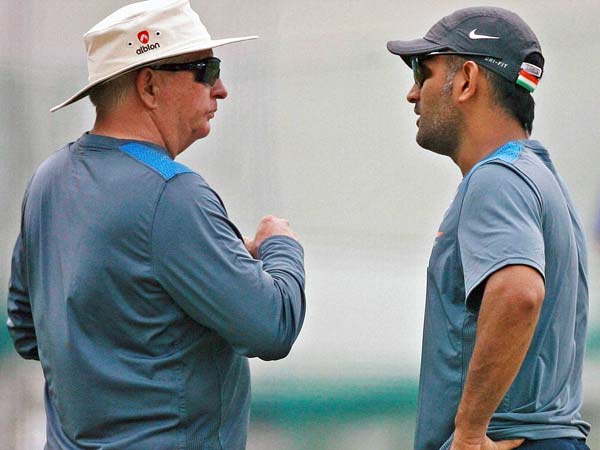 அணியுடன் இணைந்து செயல்படும் பயிற்சியாளர்