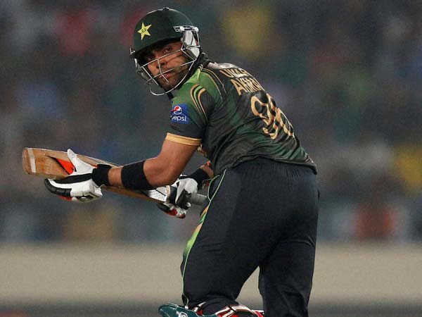 உமர் அக்மல் 33 ரன்கள்..