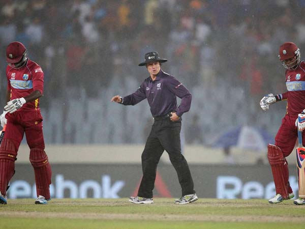 இடி மின்னலுடன் பேய் மழை