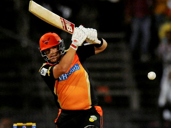 வெளுத்து கட்டிய ஆரோன் பிஞ்ச்- வார்னர் ஜோடி