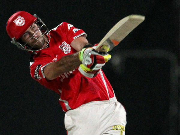 மேக்ஸ்வெல் பொளக்குறாரு