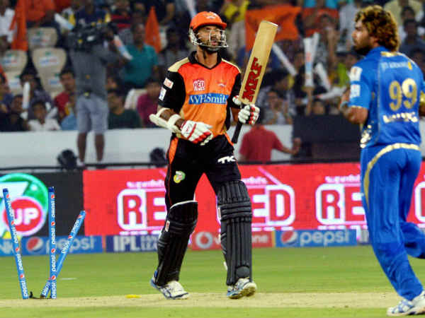 தொடர்ந்து தடுமாறும் தவான் 