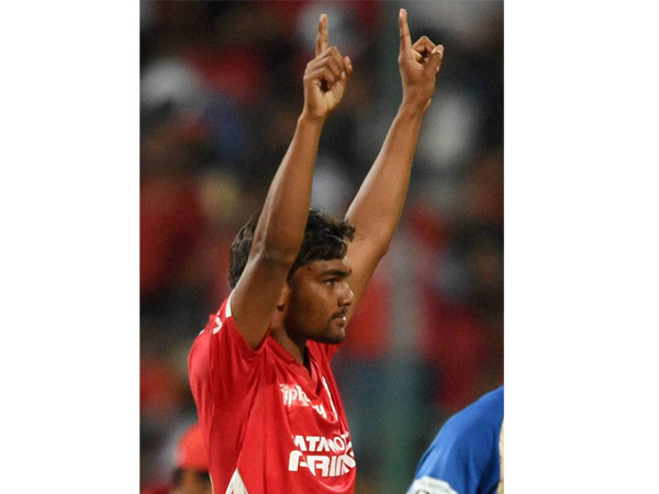 வரலாற்றிலேயே 2வது மோசமான பந்து வீச்சு