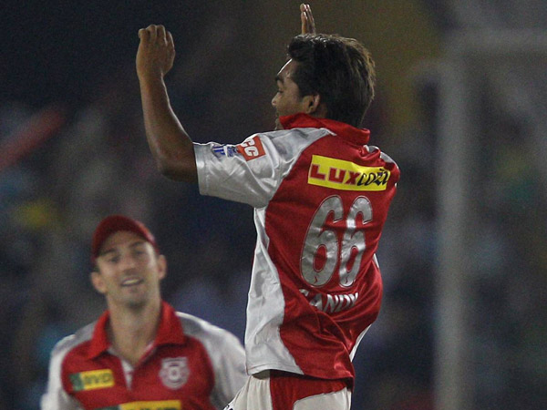 அடி அடியென்று அடித்து துவம்சம் செய்த ஹைதராபாத்