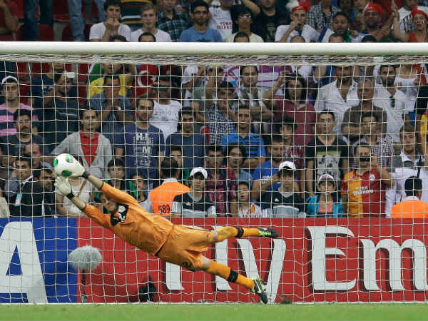 அந்தரத்தில் பறந்த கீப்பர்