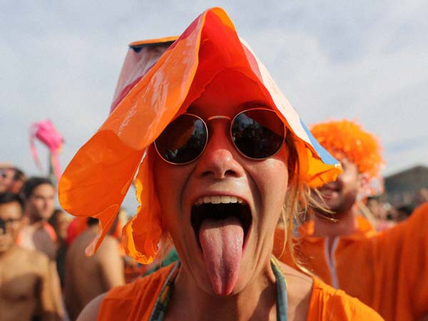 இதுக்கு பேருதான் நாக்கு-அவுட்...