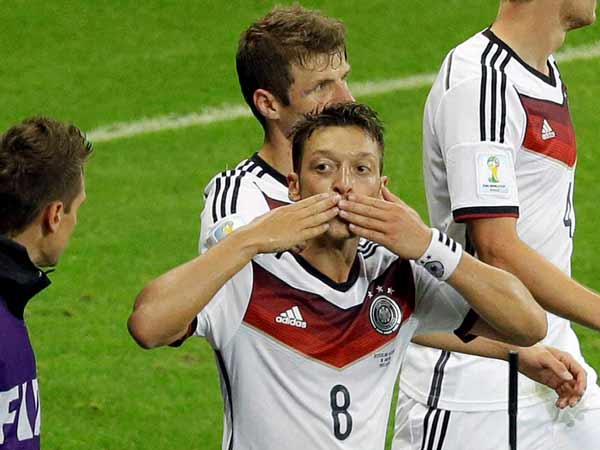 Germany Defeats Algeria, 2-1, in Extra time