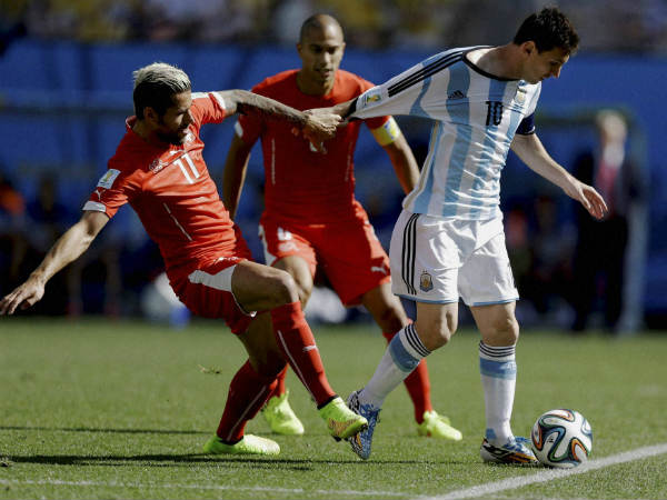 திணறிய மெஸ்ஸி, ஹிகுயன்