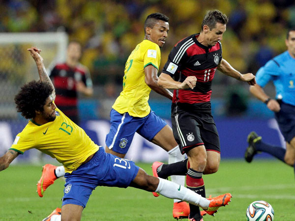 அதிபரை ஆபாசமாக திட்டிய ரசிகர்கள்