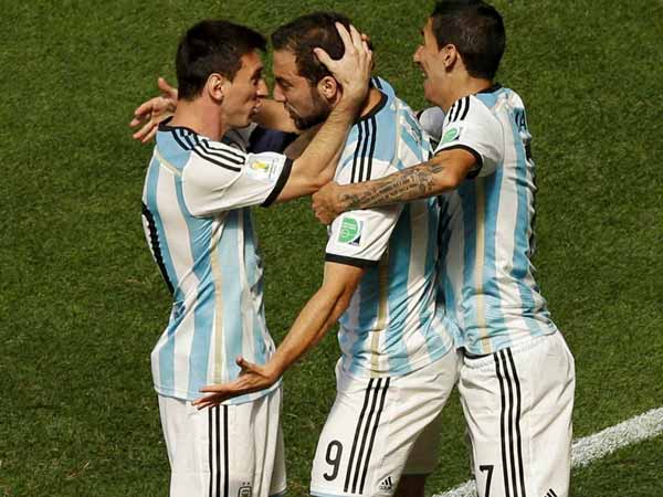 முன்னாள் சாம்பியன்கள் மோதல்