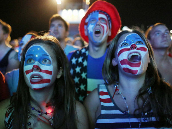 டிவியில் பார்க்கிறார்கள்