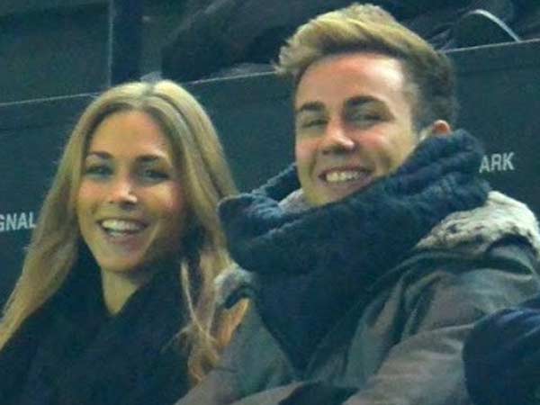 மைதானத்தில் கரைபுரண்ட காதல்