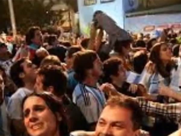 ஸ்டேடயத்திலேயே சரமாரி கொண்டாட்டம்