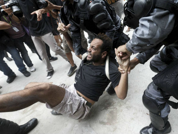 ஆயுதங்களைப் பயன்படுத்திய போராட்டங்கள் 112