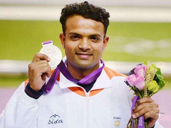 தேசிய கொடியேந்தும் விஜய்குமார்