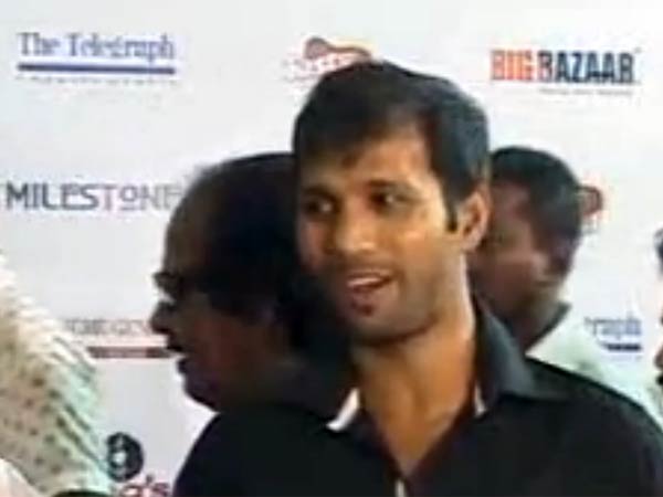 ஏலம் விட்டு வீரர்கள் சேர்ப்பு