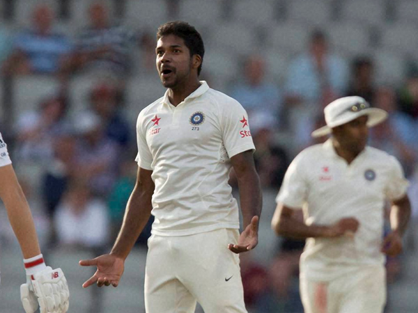 வசீகரித்த வருண் ஆரோன்