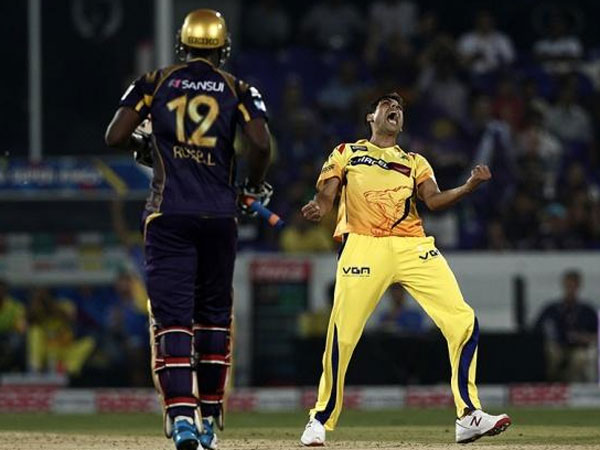 நெஹ்ரா பந்து வீச்சில் விக்கெட்டுகள்