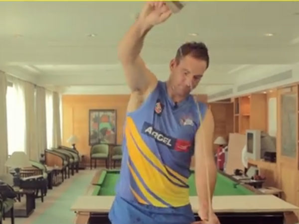 பாதி கிளாஸில்.. பாதி தரையில்