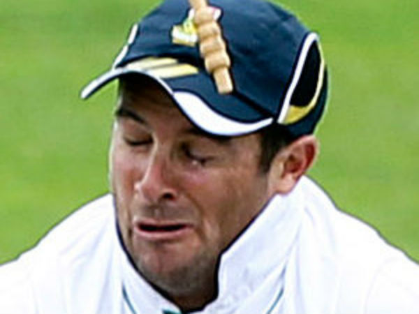 மார்க் பவுச்சர் கண்ணில் புகுந்த பெயில்ஸ்