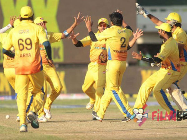 மிரட்டிய சென்னை பந்து வீச்சு