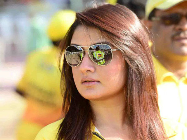 விஷால் - வரலட்சுமி வரலை!