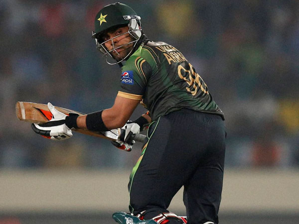 உமர் அக்மல் அவுட்டால் சர்ச்சை