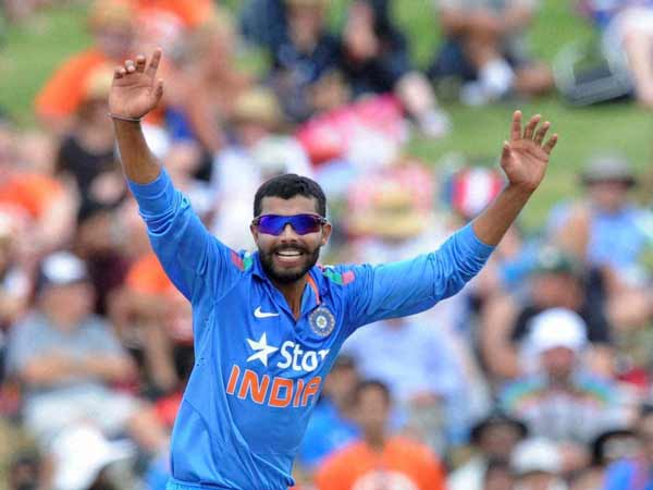 ரவீந்திர ஜடேஜா பந்தை எதிர்கொள்ள பயிற்சி