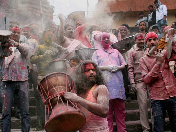 காசியில் சாமியார்கள் கொண்டாட்டம்