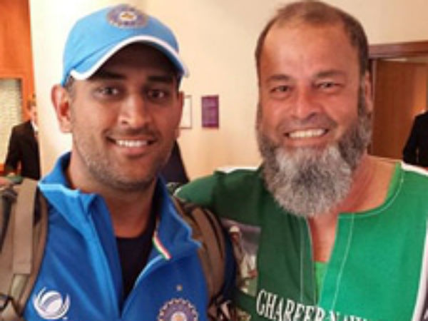 கட்டித்தழுவிய டோணி