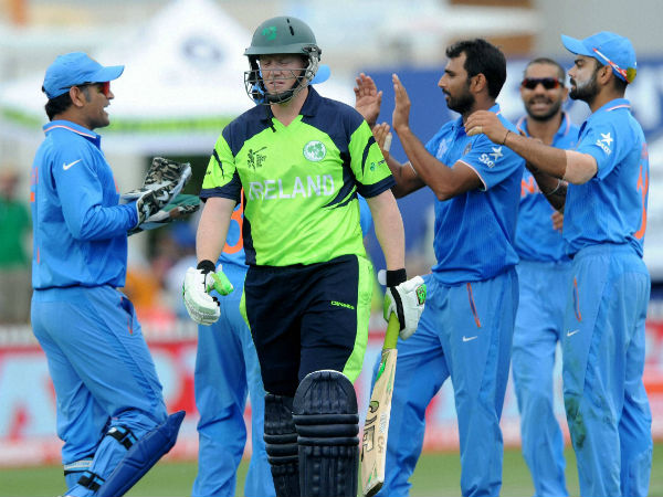 பேட்டிங் இப்படி.. பவுலிங் அப்படி..